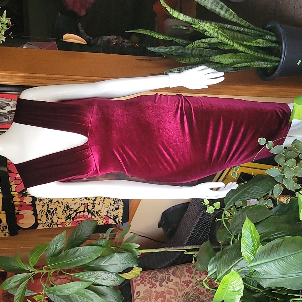 Boohoo low V velvet midi dress in Magentas ize 2